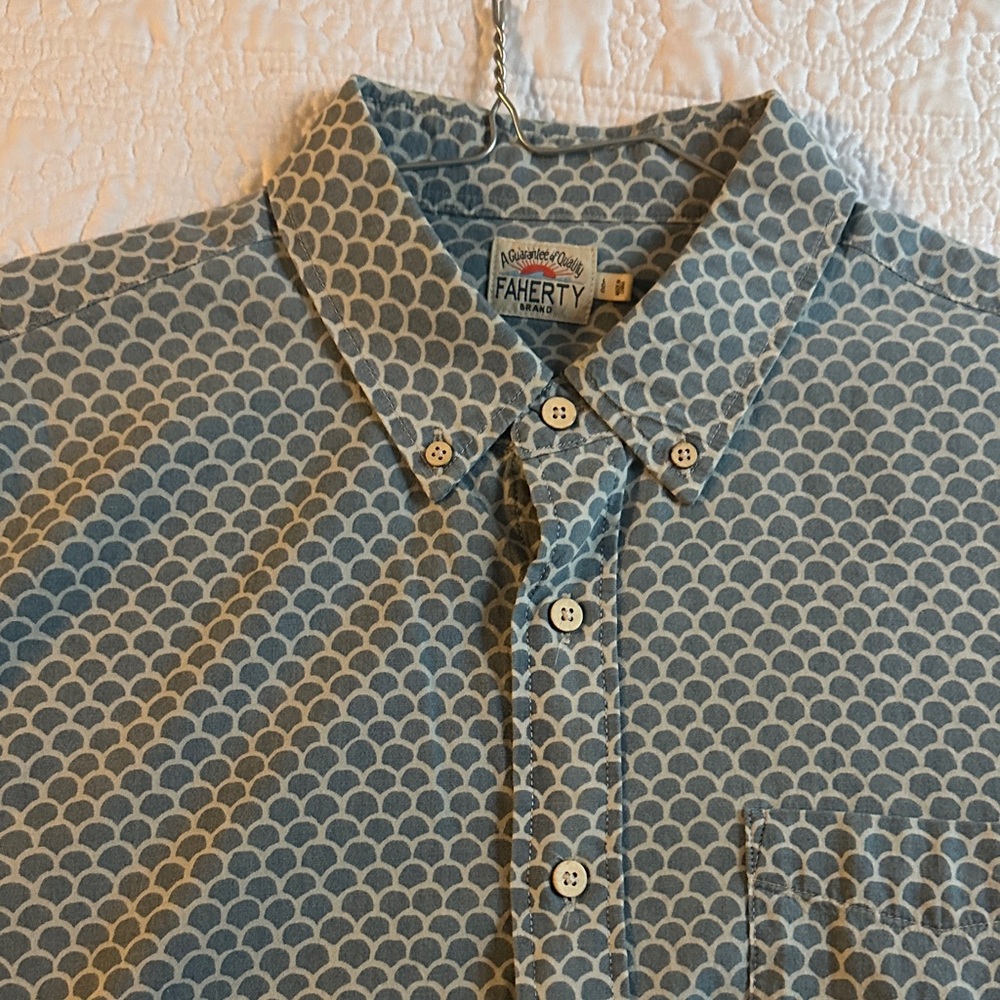 Faherty Men's Blue and White Scallop Shirt
